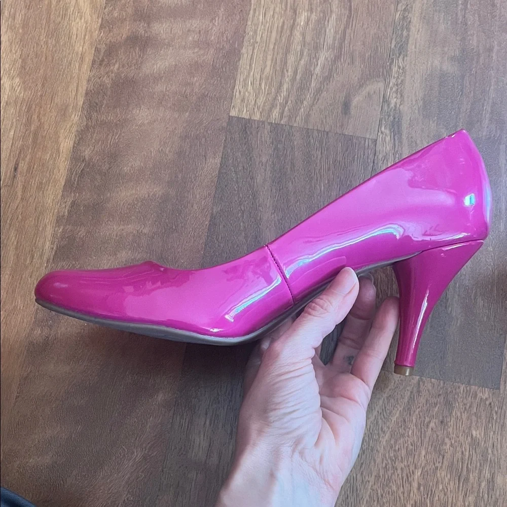 Like new Bandolino Fuchsia Heels - Picture 5 of 12